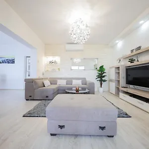 https://deluxe-look.hotelinzadar.com